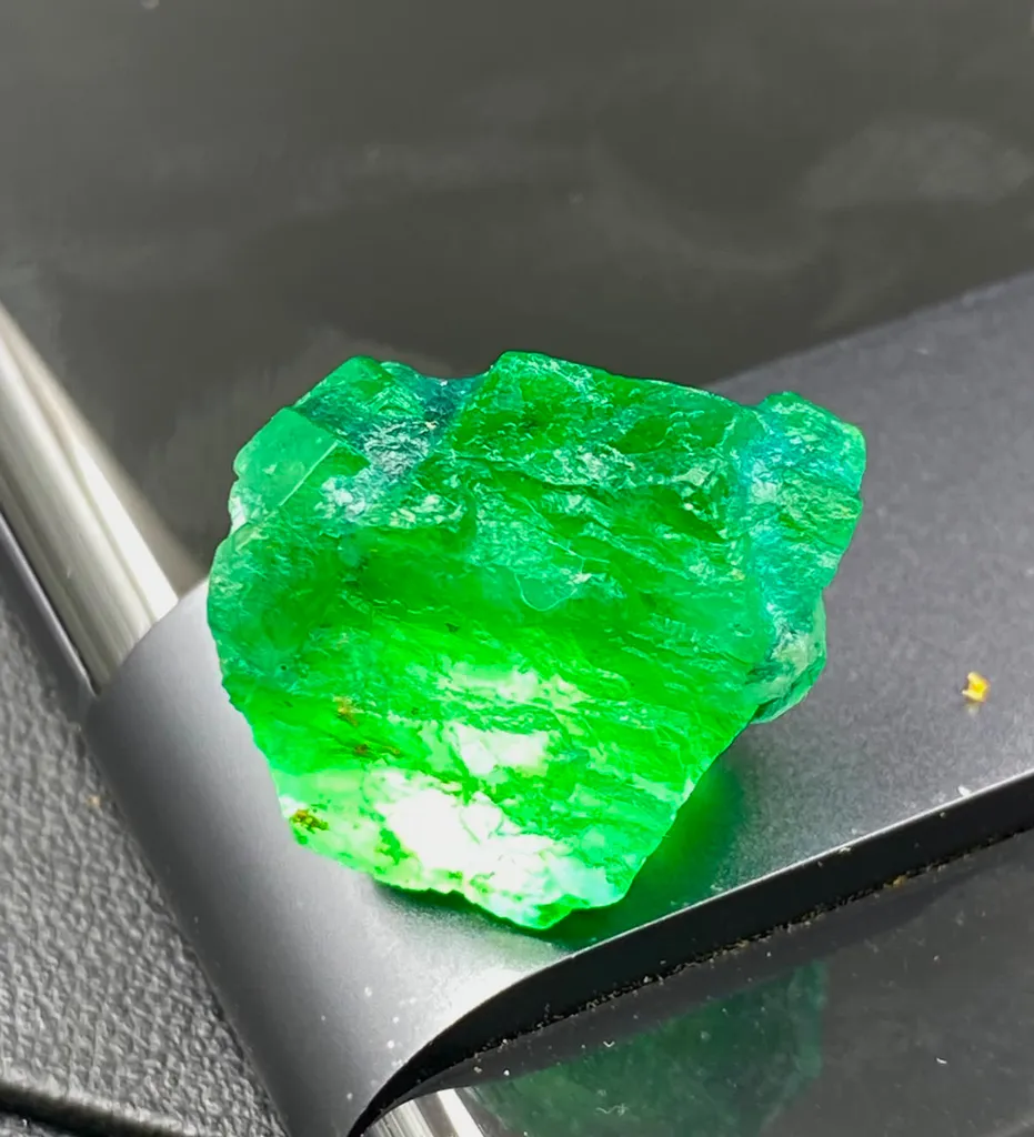 5.00 Gram Faceted Grade Natural Emerald From Swat Valley Pakistan - image 3