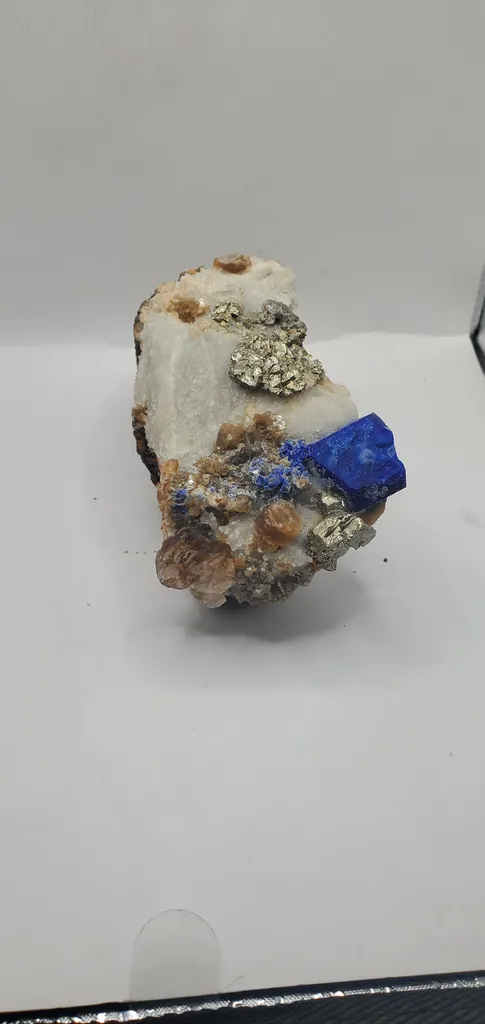 630 Grams Lazurite Pyrite Fluorescent Phlogopite and with some other Minerals - image 8