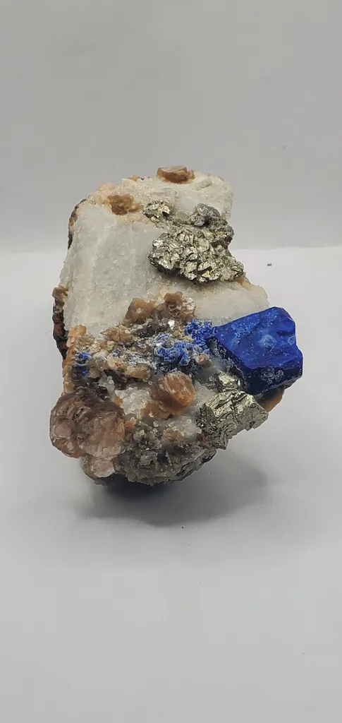 630 Grams Lazurite Pyrite Fluorescent Phlogopite and with some other Minerals - image 9