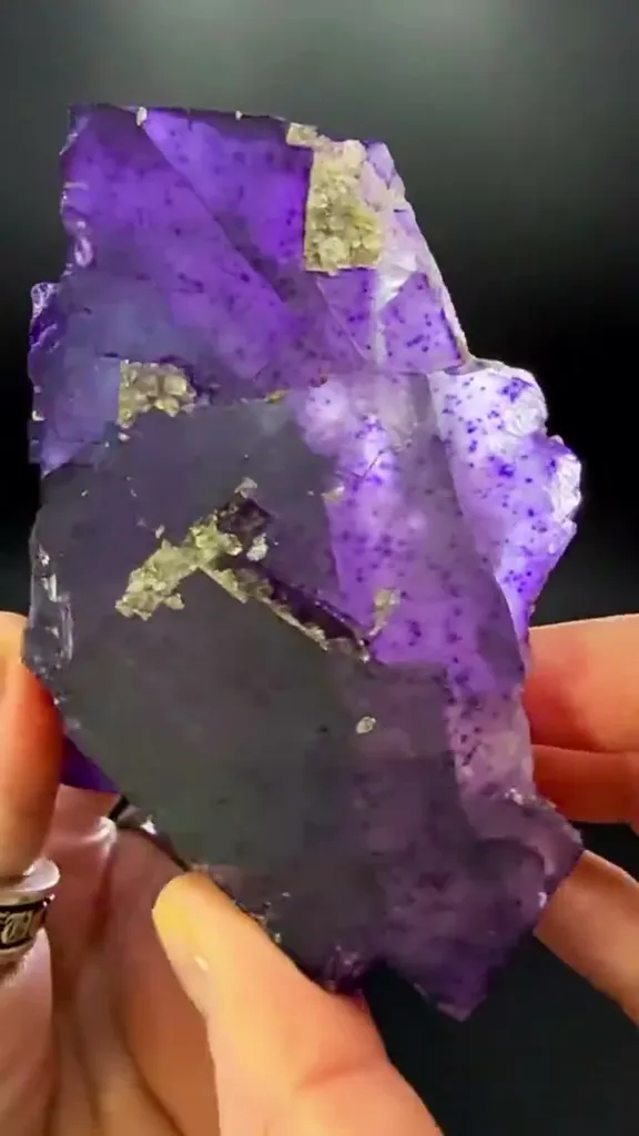 A true Illinois heavyweight … 1,540 grams of collector-grade Fluorite from… - image 2