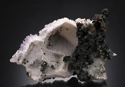 Acanthite on Quartz epimorph after Calcite
