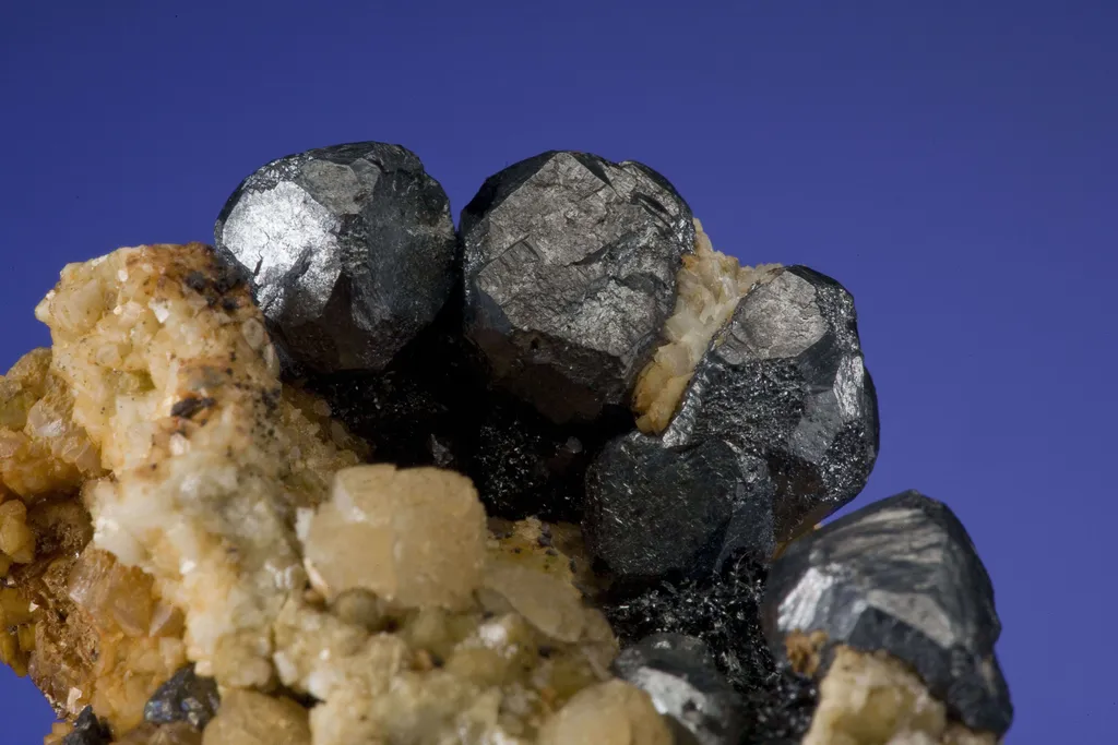 Acanthite on Siderite - image 3