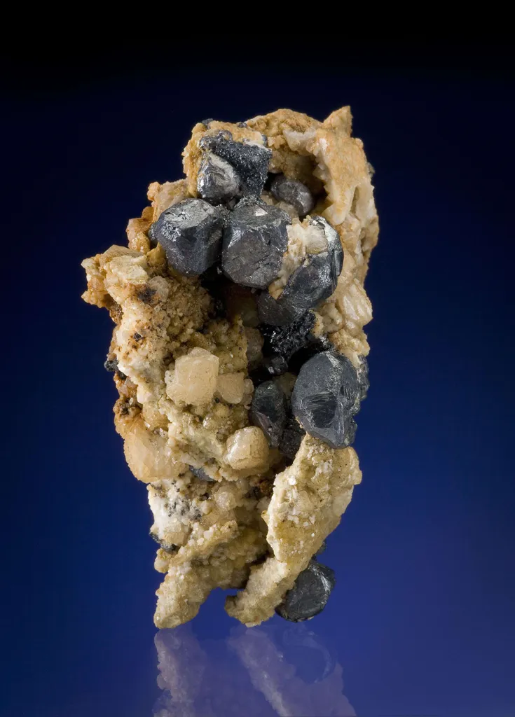 Acanthite on Siderite image