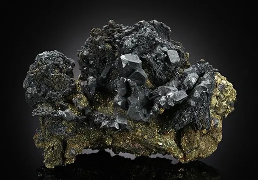 Acanthite with Polybasite and Chalcopyrite