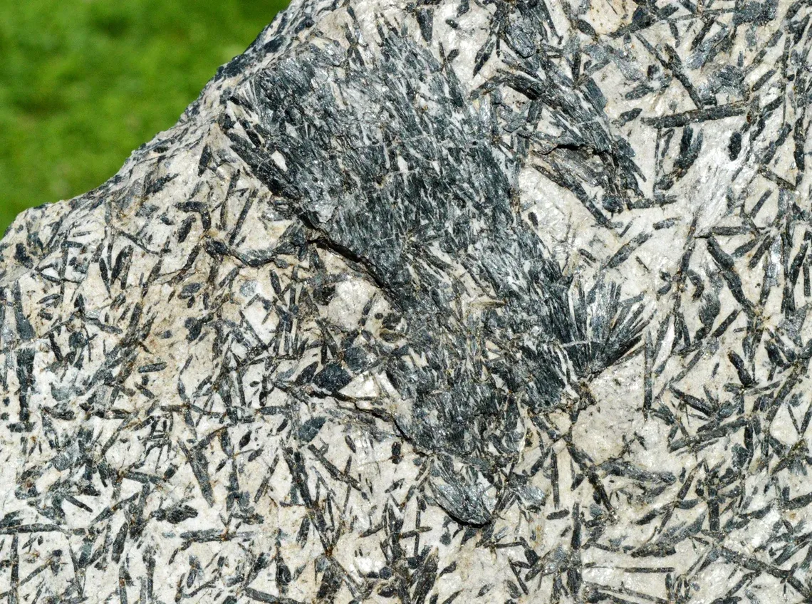 Actinolite 681 grams - Pfitsch, Wipptal, South Tyrol, Trentino-Alto Adige, Italy - image 3