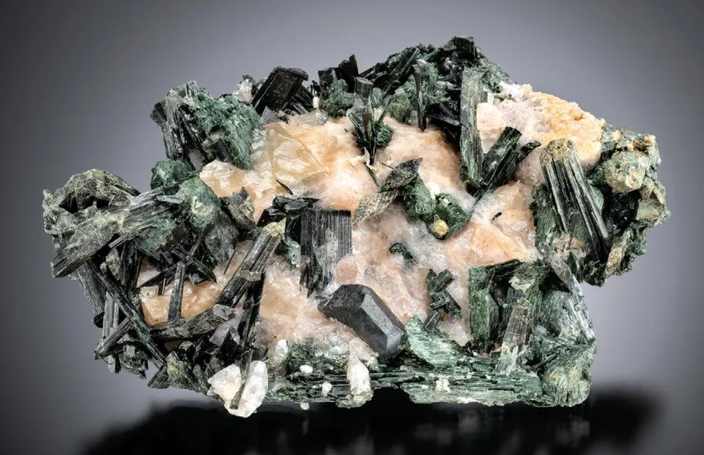 Actinolite, Ilmenite, Calcite image