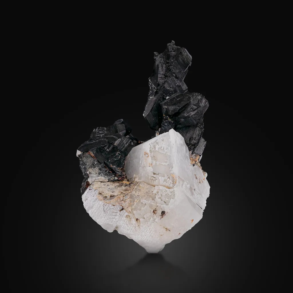 Aeigrine Augite On Calcite image