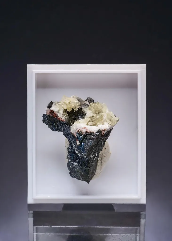 Alamosite - image 1