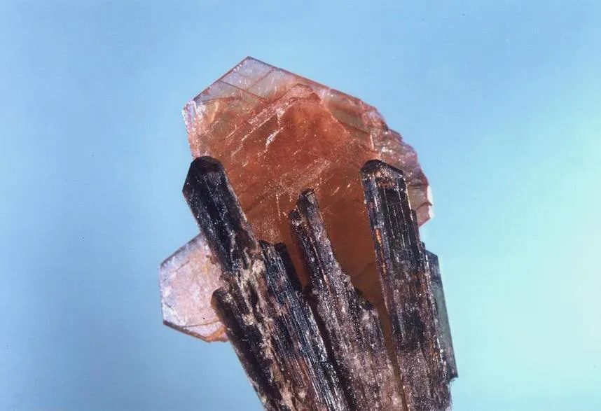 Allanite (Ce) / Dissakisite (Ce) _ Hydroxylbastnäsite (Ce), Trimouns, Luzenac, Ariège, France image