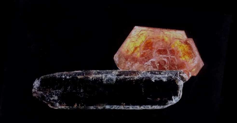 Allanite (Ce) ou Dissakisite (Ce)  / Hydroxylbastnäsite (Ce), Trimouns, Luzenac, Ariège, France image