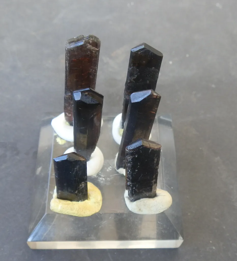 Allanite (Ce) ou dissakisite (Ce), Trimouns, Luzenac, Ariège, France image