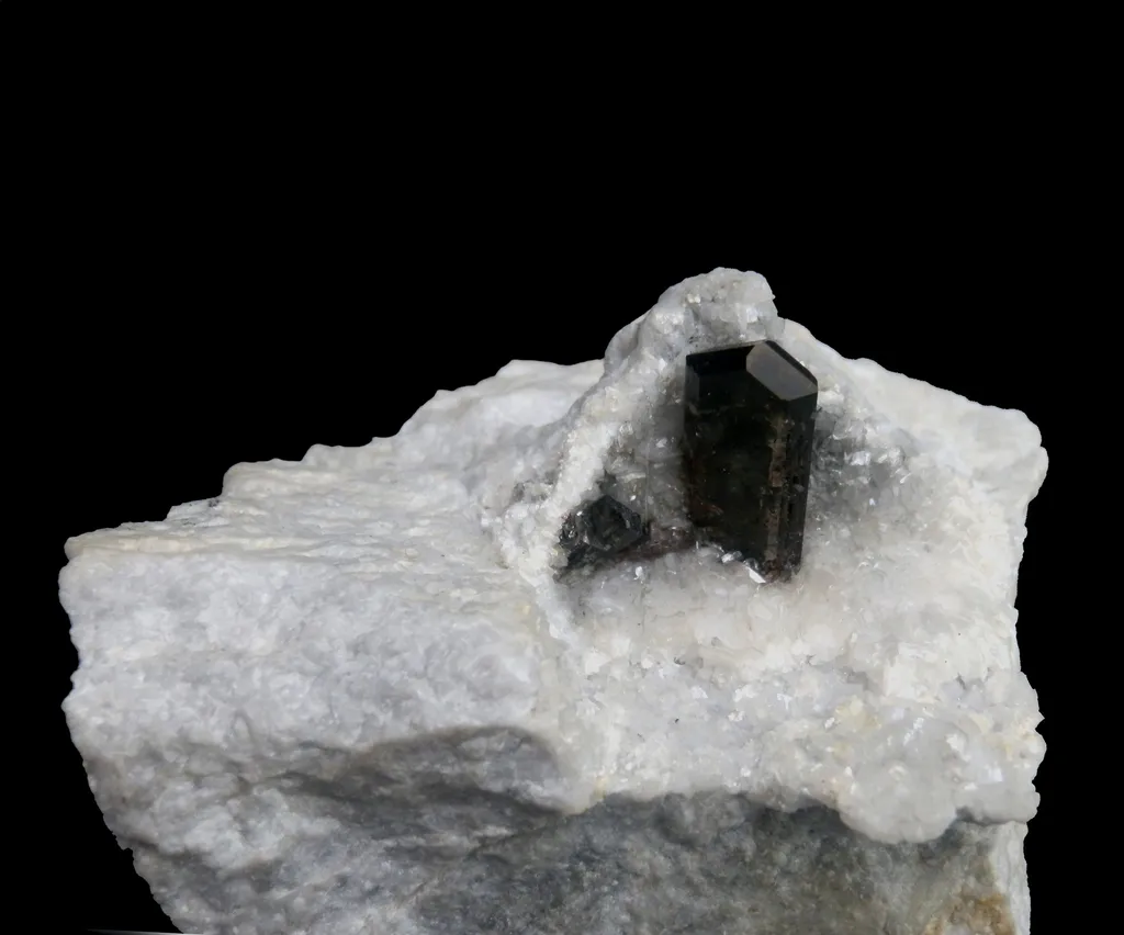 Allanite (Ce) ou Dissakisite (Ce), Trimouns, Luzenac, Ariège, France image