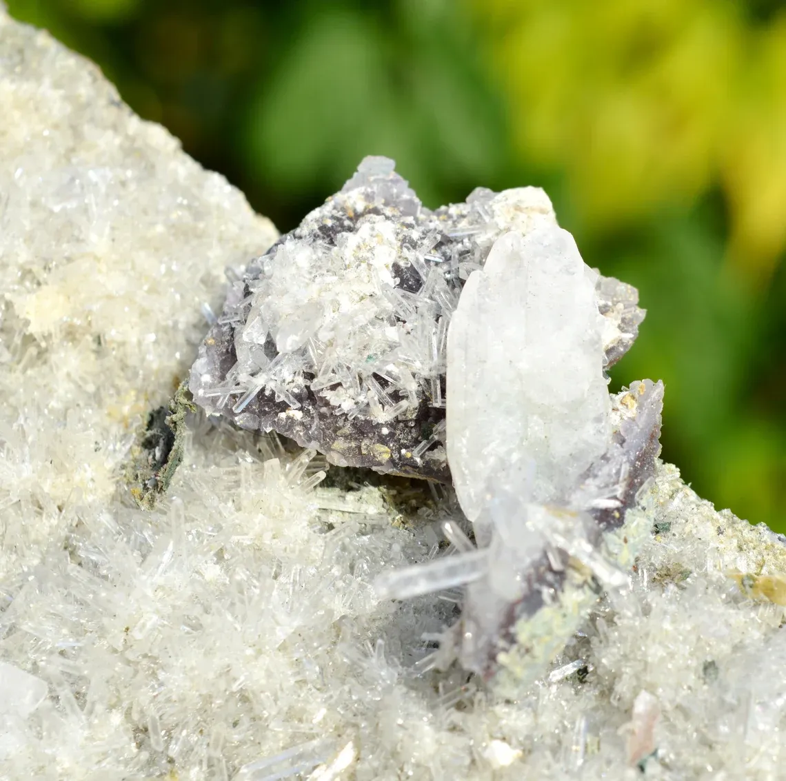 Amethyst and twinned calcite - 1072 grams - Iraí, Rio Grande do Sul, Brazil - image 7