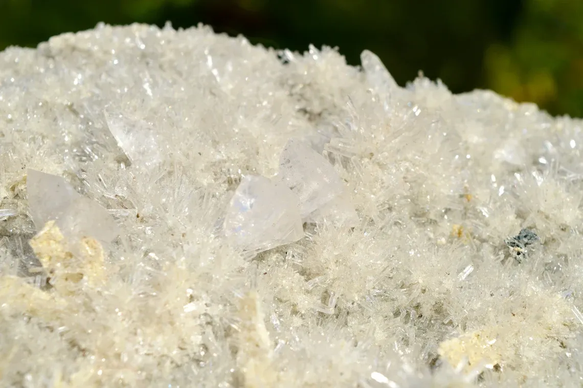 Amethyst and twinned calcite - 1072 grams - Iraí, Rio Grande do Sul, Brazil - image 2