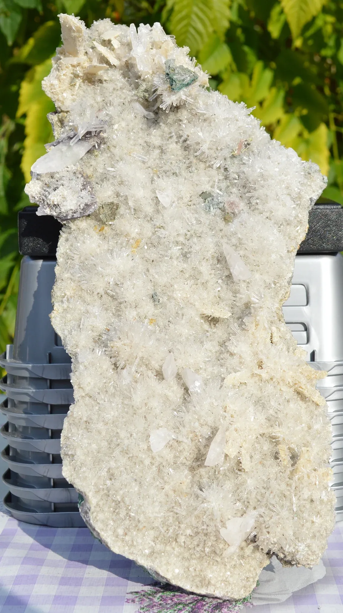 Amethyst and twinned calcite - 1072 grams - Iraí, Rio Grande do Sul, Brazil - image 1