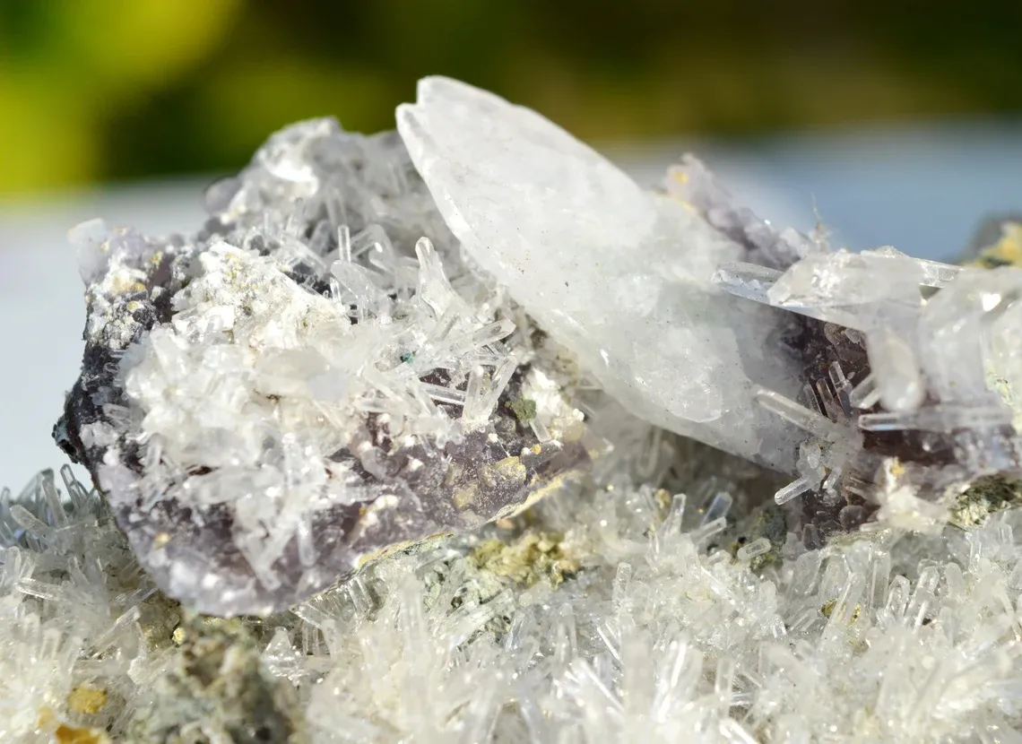Amethyst and twinned calcite - 1072 grams - Iraí, Rio Grande do Sul, Brazil - image 5