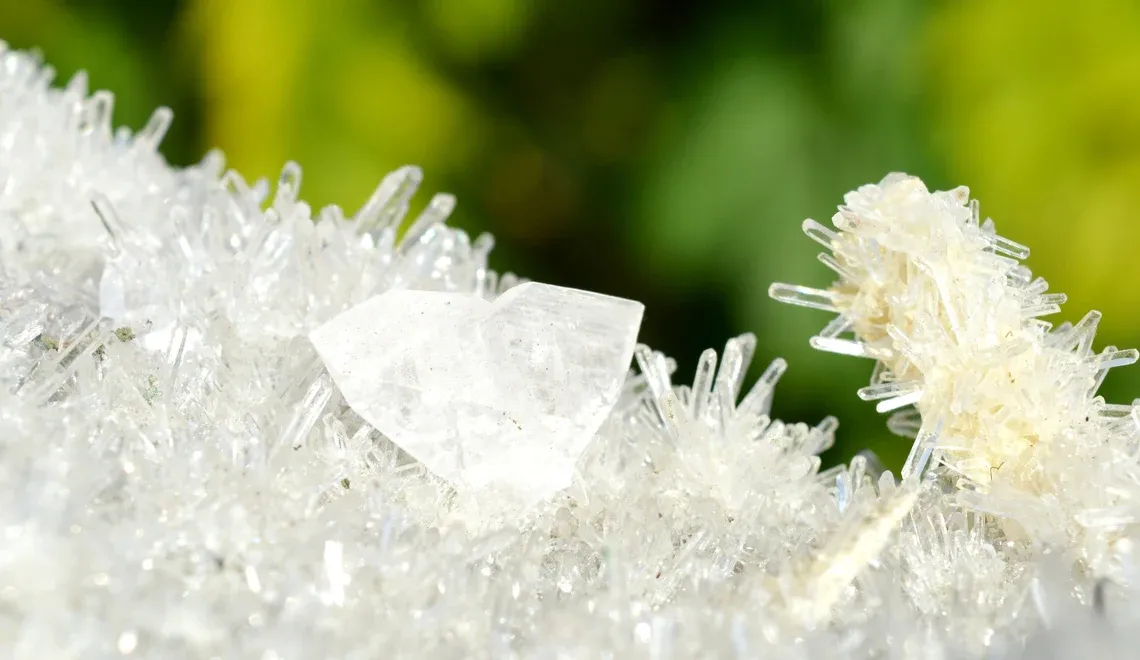 Amethyst and twinned calcite - 1072 grams - Iraí, Rio Grande do Sul, Brazil - image 9