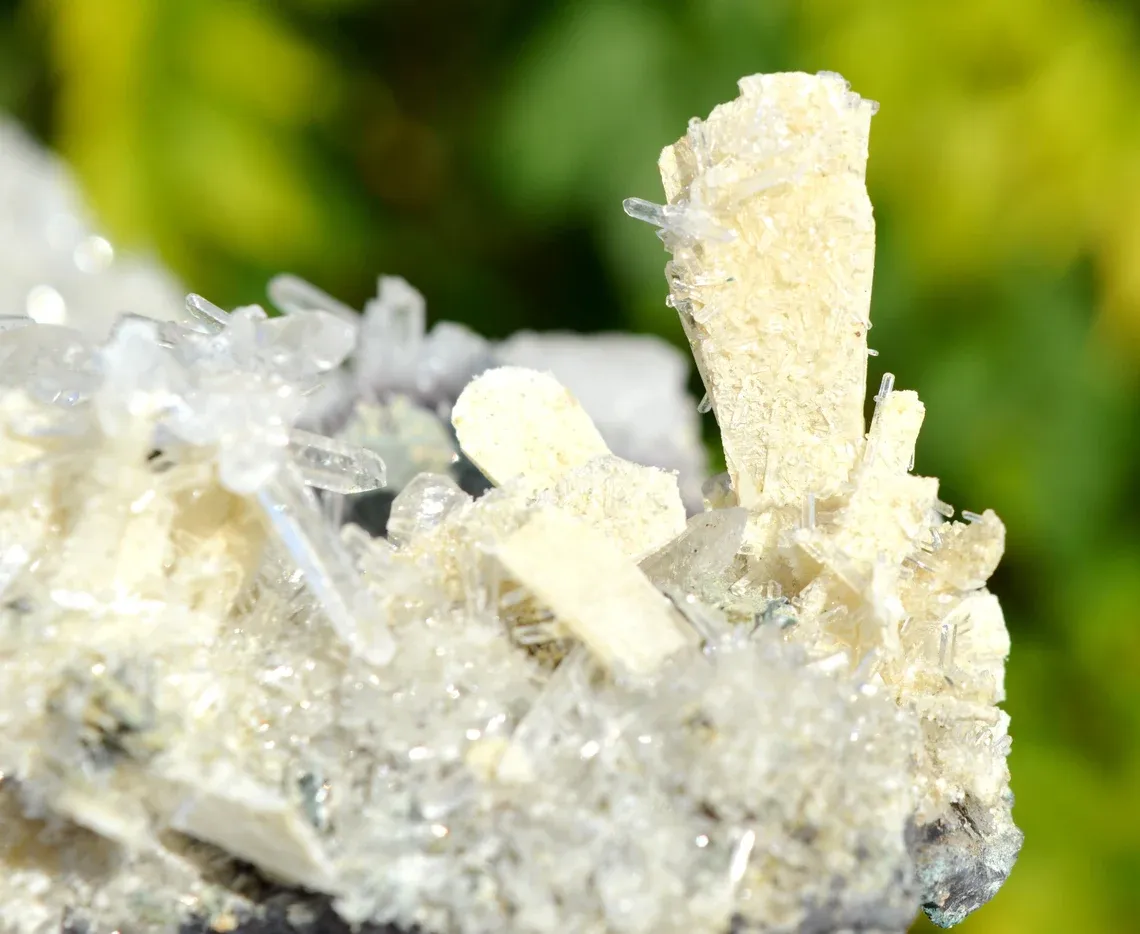 Amethyst and twinned calcite - 1072 grams - Iraí, Rio Grande do Sul, Brazil - image 8