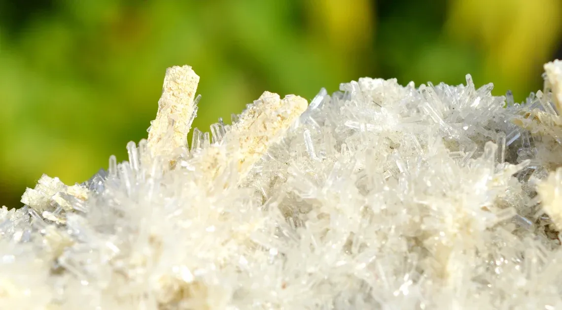 Amethyst and twinned calcite - 1072 grams - Iraí, Rio Grande do Sul, Brazil - image 6