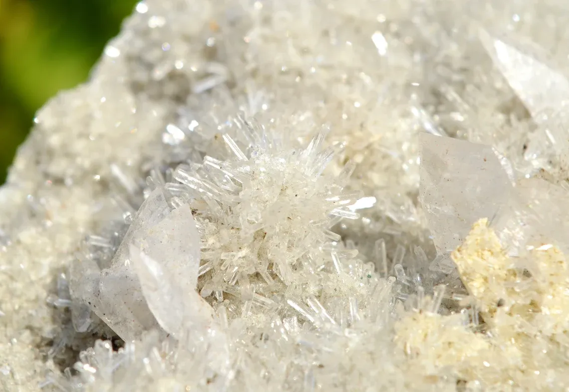 Amethyst and twinned calcite - 1072 grams - Iraí, Rio Grande do Sul, Brazil - image 3