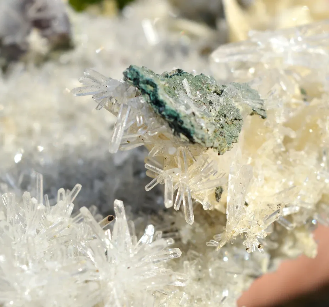 Amethyst and twinned calcite - 1072 grams - Iraí, Rio Grande do Sul, Brazil - image 4