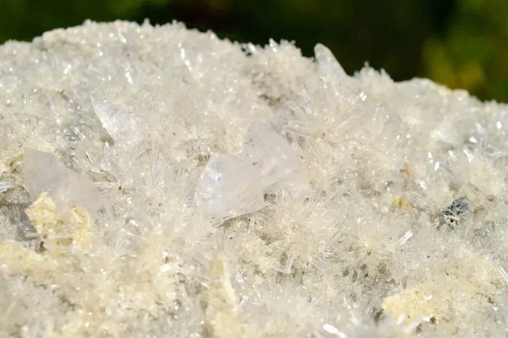 Amethyst and twinned calcite - 1072 grams - Iraí, Rio Grande do Sul, Brazil - image 2