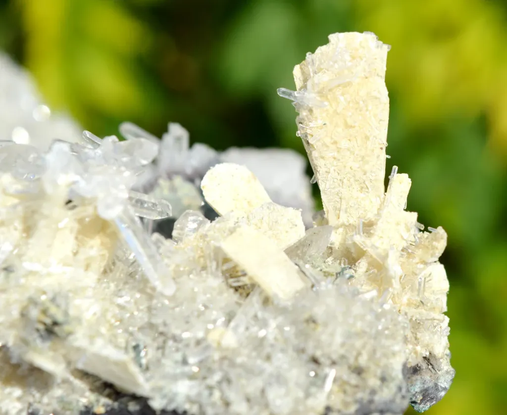 Amethyst and twinned calcite - 1072 grams - Iraí, Rio Grande do Sul, Brazil - image 8