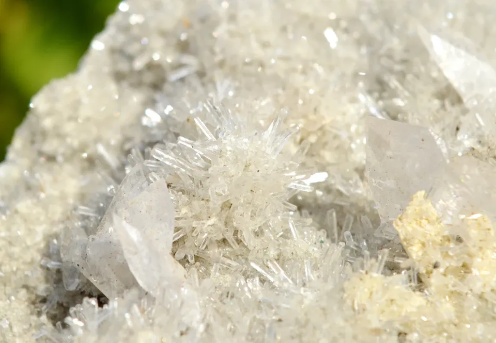 Amethyst and twinned calcite - 1072 grams - Iraí, Rio Grande do Sul, Brazil - image 3