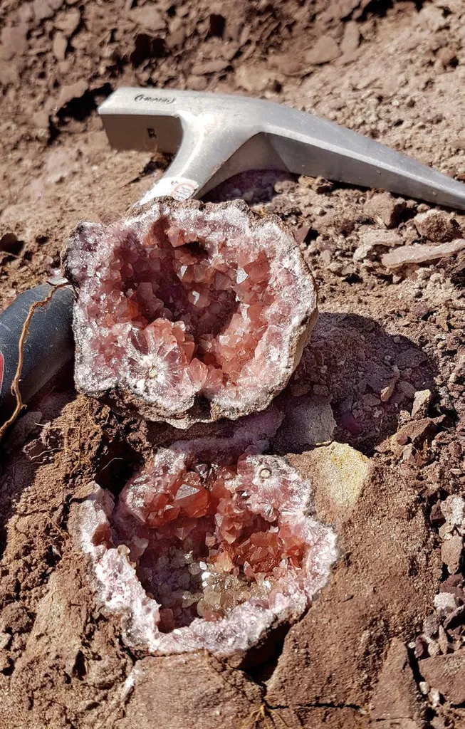 Amethyst, Calcite - image 1