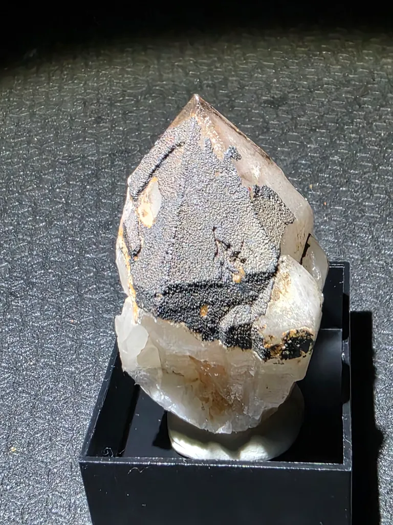 Amethyst with manganese coat - image 2