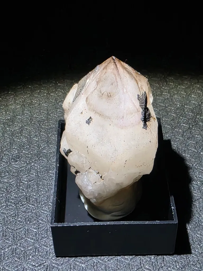 Amethyst with manganese coat - image 3