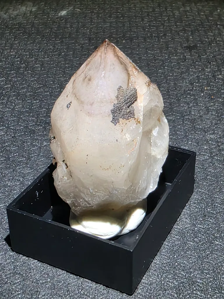 Amethyst with manganese coat - image 5