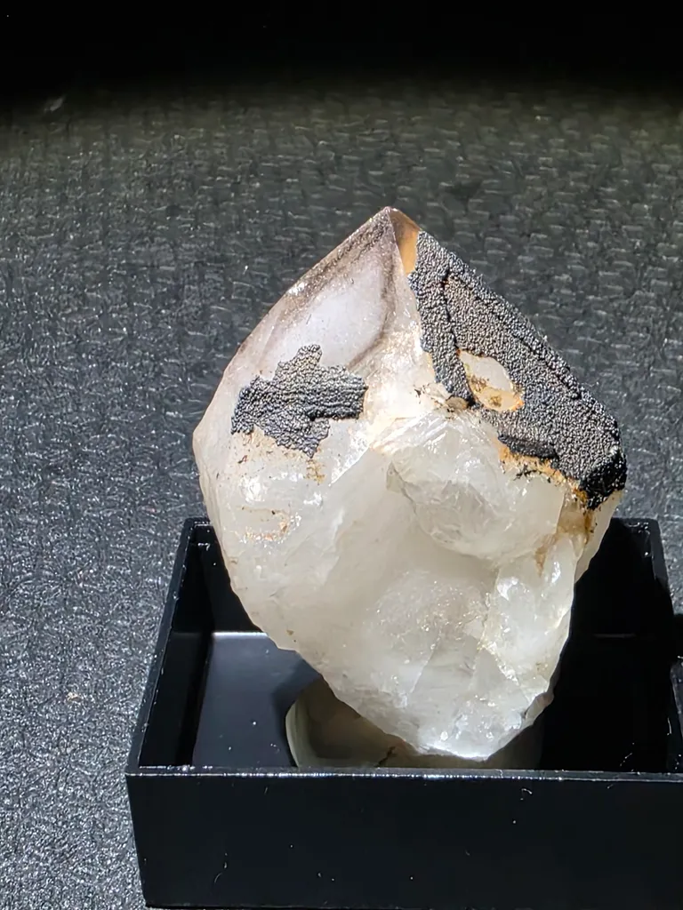 Amethyst with manganese coat - image 4