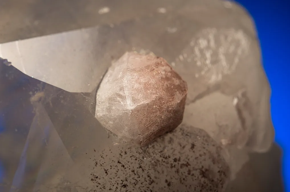 Analcime on Calcite - image 3