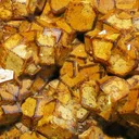 Andradite zoned garnet crystals on Hedengergite - image 4