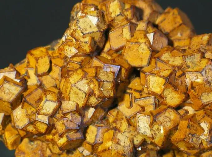 Andradite zoned garnet crystals on Hedengergite - image 3