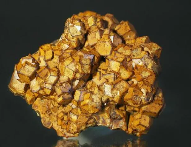 Andradite zoned garnet crystals on Hedengergite