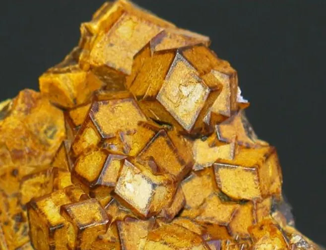 Andradite zoned garnet crystals on Hedengergite - image 2