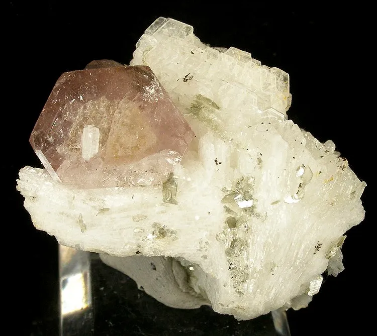 Apatite-(Caf), Albite (Var: Cleavelandite) image