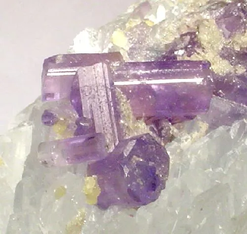 Apatite-(Caf), Bertrandite, Albite (Var: Cleavelandite) - image 2