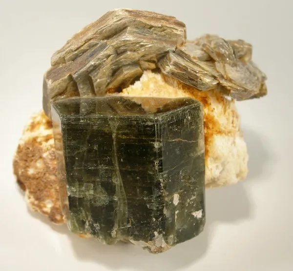Apatite-(Caf), Muscovite, Quartz image