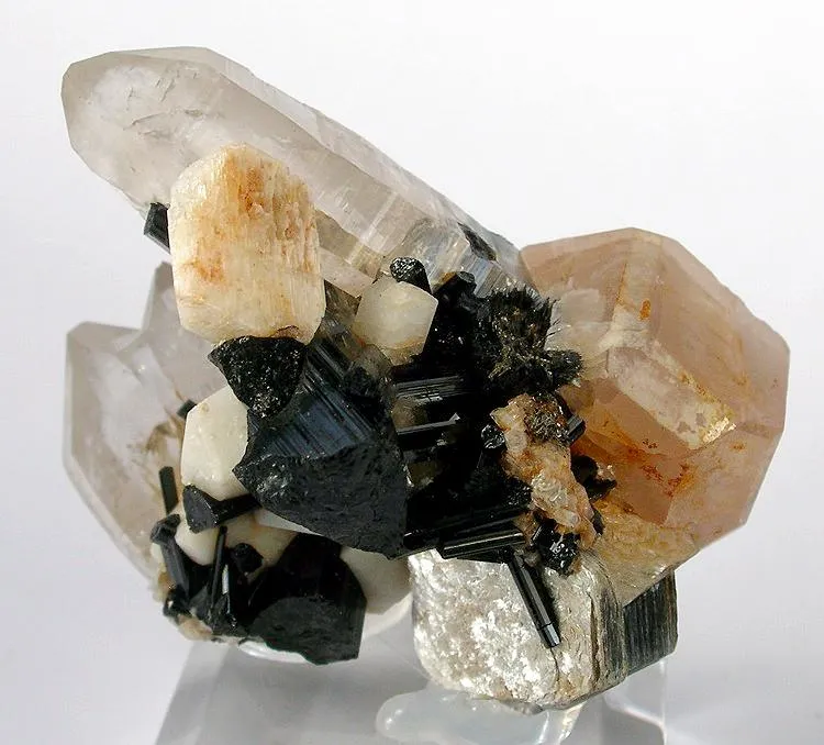 Apatite-(Caf), Quartz, Schorl, Muscovite, Albite image