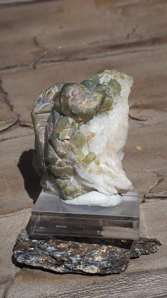 Apatite on Cleavelandite - image 6