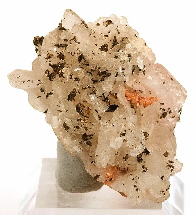 Apatite, Scheelite, Cubanite, Magnesite - image 2