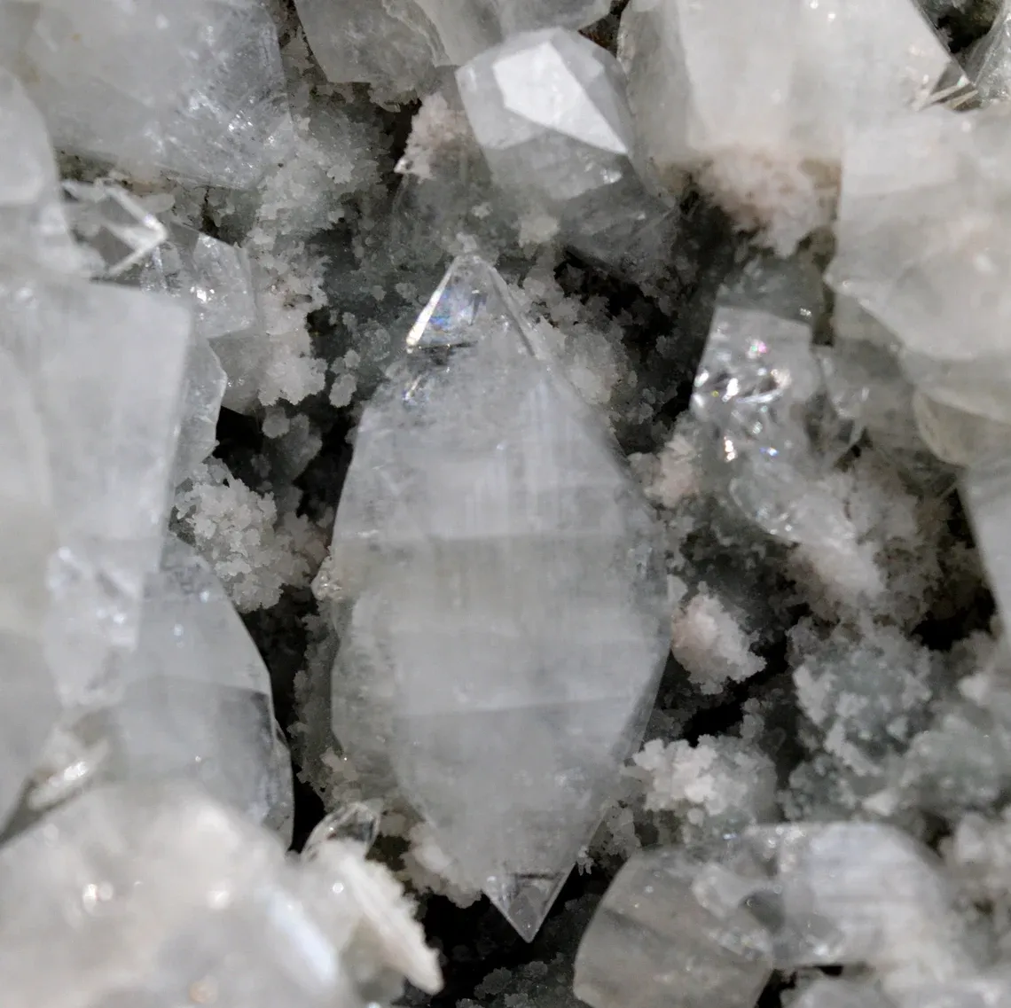 Apophyllite 780 grams - Jalgaon District, Maharashtra, India - image 6