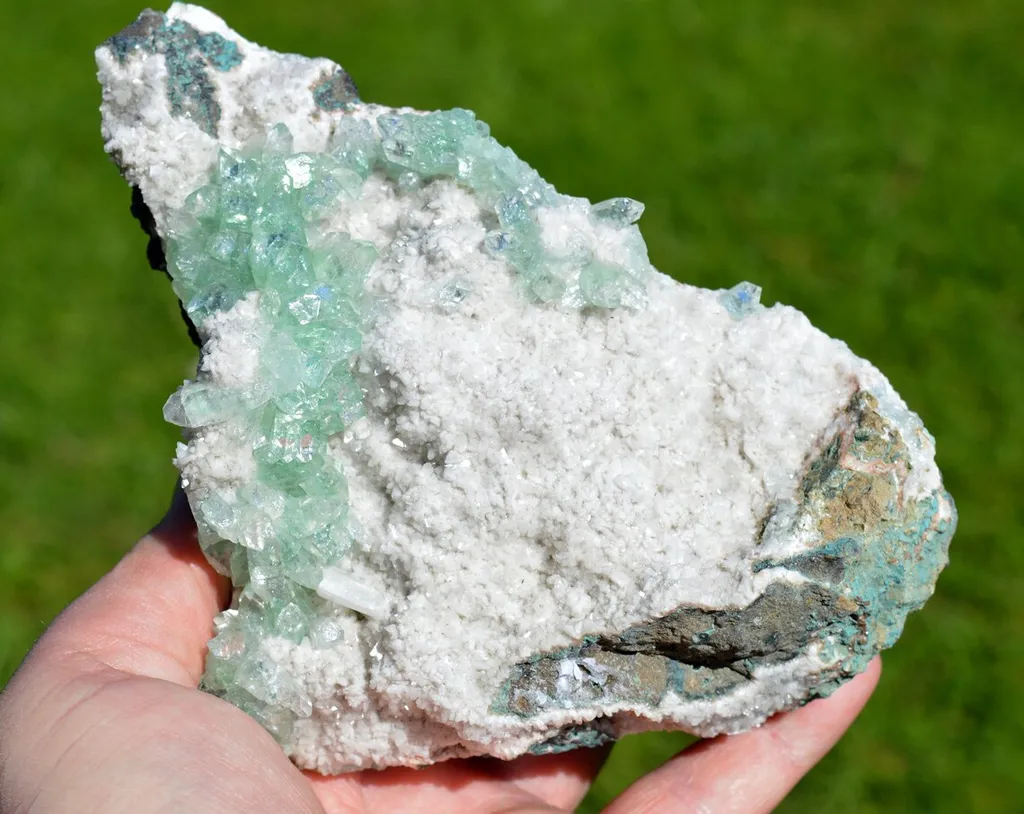 Apophyllite and Stilbite - 1214 grams - Jalgaon District, Maharashtra, India image