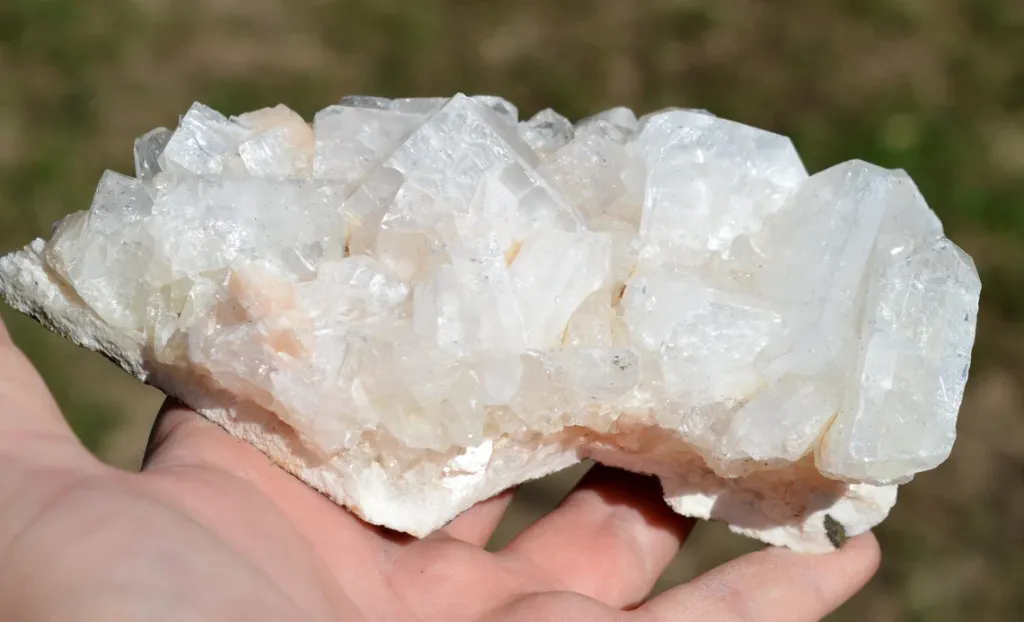 Apophyllite and Stilbite 860 grams - Jalgaon District, Maharashtra, India image