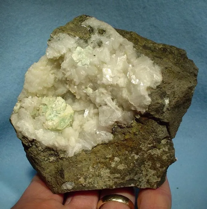 Apophyllite, Epistilbite, Chabazite image