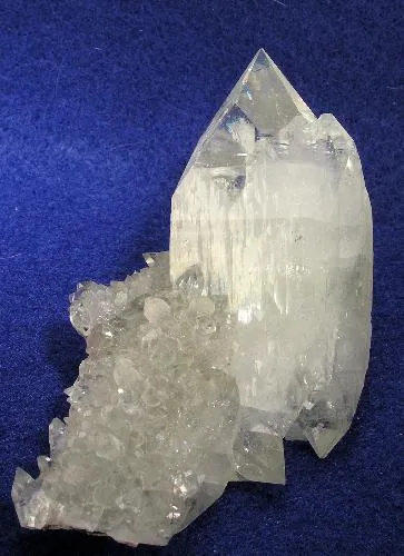 Apophyllite-(Kf), Quartz - image 1