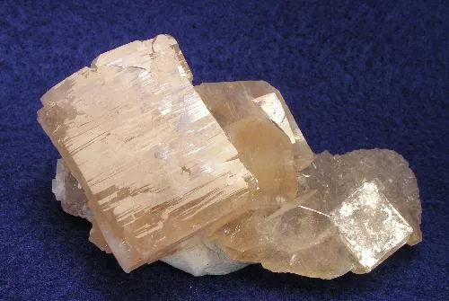 Apophyllite-(Koh), Calcite image